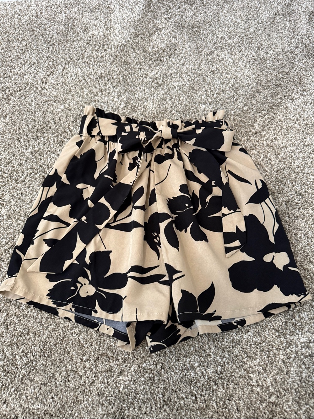 🚨Price Drop🚨 NWOT High Waist Floral Paperbag Shorts - Beige & Black - Picture 3 of 7